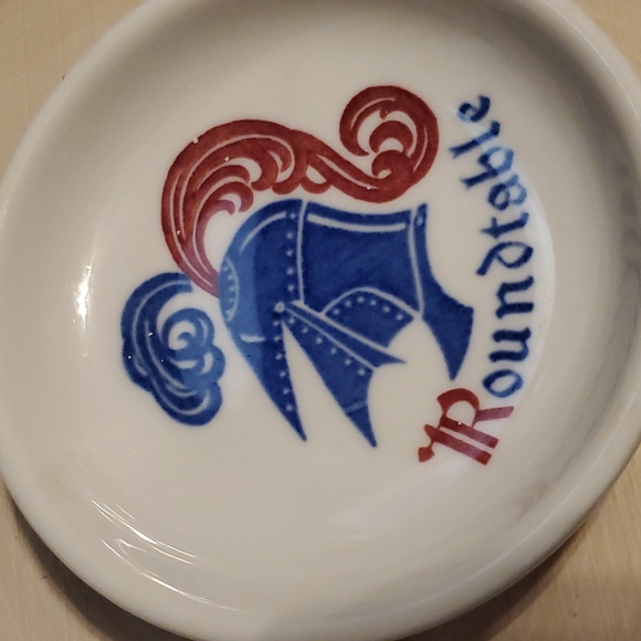 Vintage Walker China Restaurant Ware ROUNDTABLE Knight Design Small Dish - Picture 4 of 4